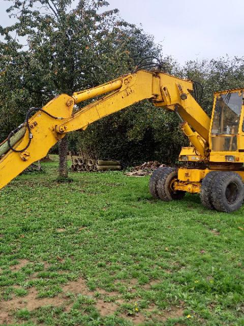 Pelle hydraulique sur pneumatique LIEBHERR   1981