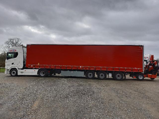 Nouveau : Semi-remorque bâchée accompagnée de son chariot embarquée MANITOU