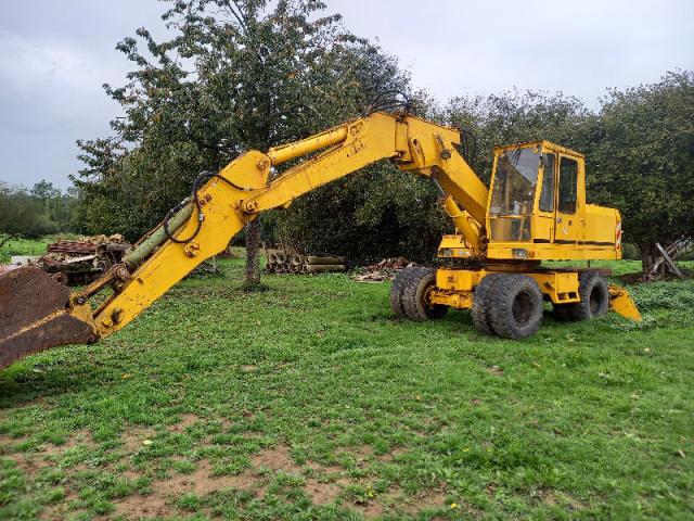 Pelle hydraulique sur pneumatique LIEBHERR   1981